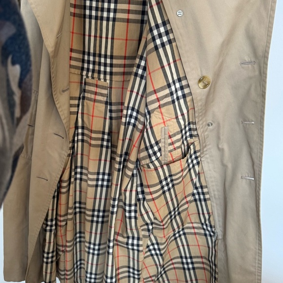 Burberry Men’s Vintage Trench Coat - size medium- great condition- authentic - Picture 11 of 16
